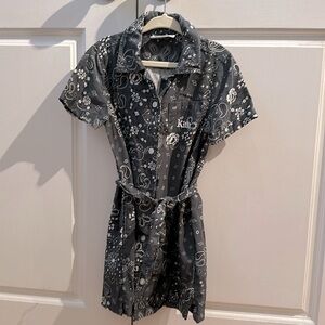 KITH girls navy and white paisley dress with belt, size 4T. In great condition!